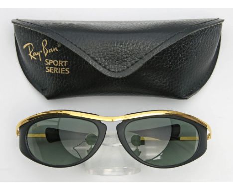 Vintage-Sonnenbrille "Ray Ban". Modell "Olympian" aus vergoldetem Metall und schwarzem Kunststoff mit Bausch & Lomb-Gläsern. 