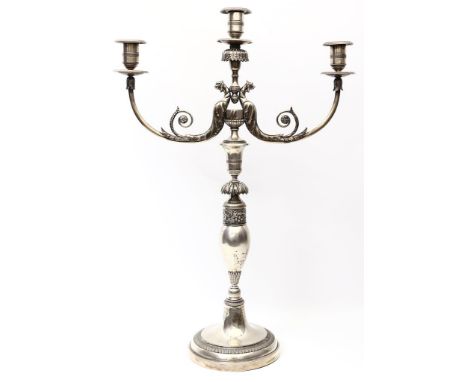 Große Empire-Girandole von George Friedrich Fournier, dreiflammig. Silber, brutto 1.726 g. (da Sockel innen mit Holz). Auf Ru