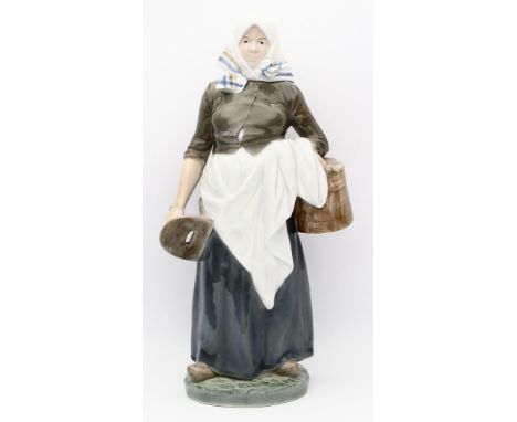 Thomsen, Christian (1860 Kopenhagen 1921), nach Skulptur einer "Bäuerin". Bunte Unterglasurmalerei. Modell-Nr. 899. Auf Plint