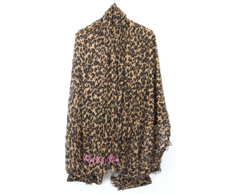 Leopard-Stola. 70% Kaschmir und 30% Seide. Klassisches Leoparden-Muster mit "LOUIS VUITTON" Graffiti-Sign. Min. Tragespuren. 