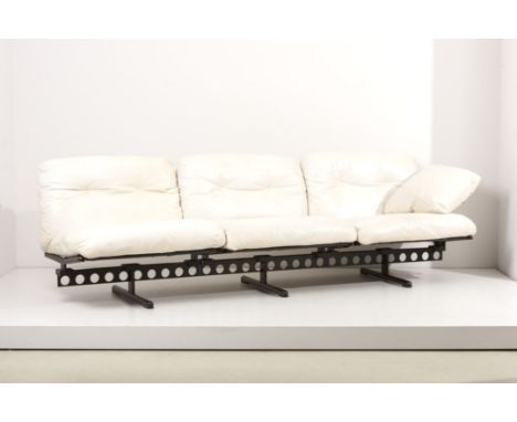 Cerri, Pierluigi (1939 Italien 2022) Sofa (Dreisitzer) "Ouverture". Schwarz lackiertes Metallgestell (teilbar) mit weißen Led