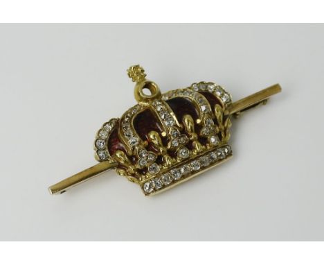 Brosche in Form einer Krone. 14 kt. GG, geprüft, brutto 8,7 g. Kronenhaube aus rotem Transluzidemail, besetzt mit 50 Diamante