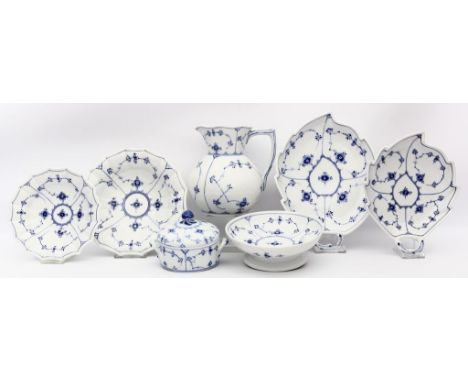 Zwei Blattschalen, zwei eckige Schalen, Schenkkanne, Tafelaufsatz und Deckeldose, Royal Copenhagen. Form "Gerippt", Bemalung 