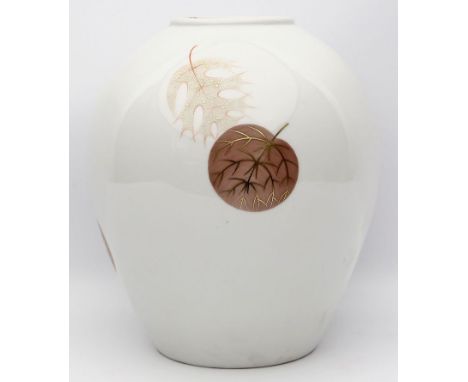 Petri, Trude (1906 Hamburg - Vancouver 1968) Vase. Leicht gebauchte Form. Dekor mit Buchen- und Eichenblättern in Farbe und G