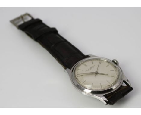 Herrenarmbanduhr "IWC". Tonnenförmiges Oversize-Gehäuse aus Edelstahl. Matt golden schimmerndes Zifferblatt mit aufgelegten S