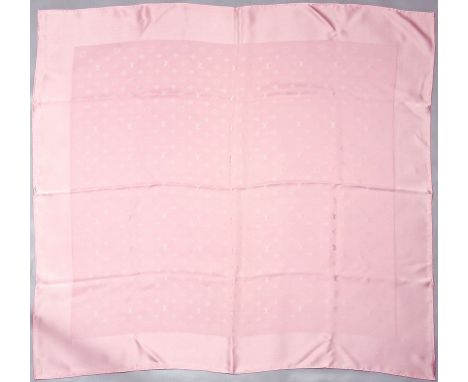 Carré, Louis Vuitton. Rosé schimmernde Seide mit großflächigen LV-Blumen und LV-Signatur. Handrolliert. Neuwertig. Mit Firmen