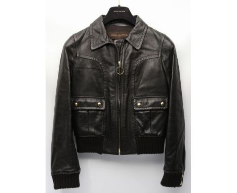 Lederjacke, Louis Vuitton. Dunkelbraunes, weiches Lammleder, goldfarbene Hardware, gem. "LOUIS VUITTON und LV". Reverskragen,