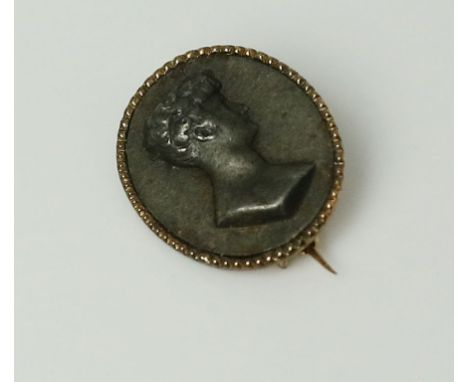 Kleine Eisen-Portraitbrosche. 8 kt. RG-Fassung, geprüft, brutto 2,1 g. Ovale Fassung mit Reliefdekor, darin schwarz gebrannte