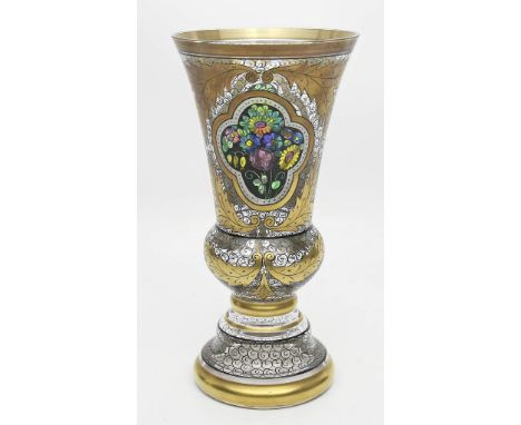 Pautsch, Hermann Vase in Pokalform. Farbloses Glas. Wandung mit Schwarzlot- und Goldmalerei, schau- und rückseitig je vierpas