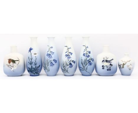 Sieben Vasen, Royal Copenhagen. Verschiedene Formen. Je mit bunter Blumenmalerei, teils mit Vögeln bzw. Schmetterling. Grüne 