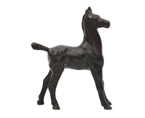 Rendlen-Schneider, Lore (Hohner) (1909 Stuttgart 1997) Stehendes Fohlen. Schwarz-braun patinierte Bronze. H. 11 cm.