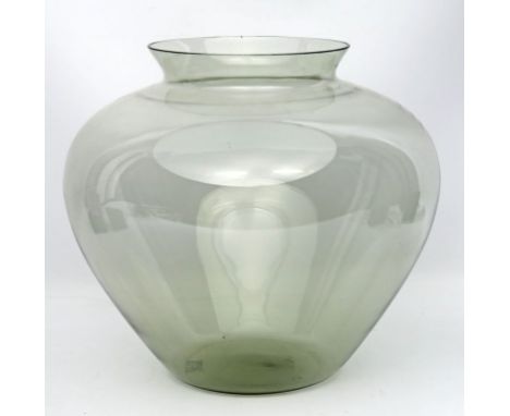 Wagenfeld, Wilhelm (1900 Bremen - Stuttgart 1990) Große Vase. Hellblaues Glas. H. 28 cm.