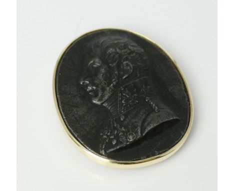Eisen-Portraitanhänger, broschiert. Spätere Montage 14 kt. GG, brutto 17,3 g. Glatte, ovale Fassung, rückseitig mit Aufhängun