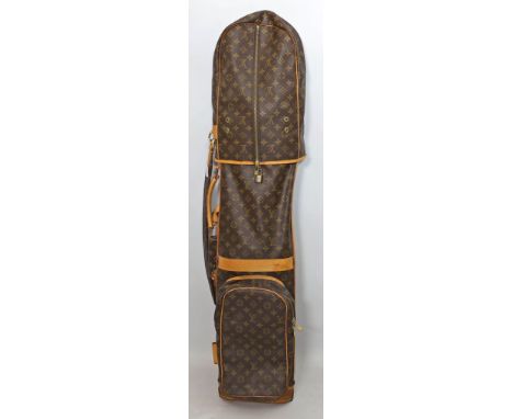 Golfbag, Louis Vuitton. Monogram Canvas, messingfarbene Hardware, gem. "LOUIS VUITTON MADE IN FRANCE" und "LV". Naturbelassen
