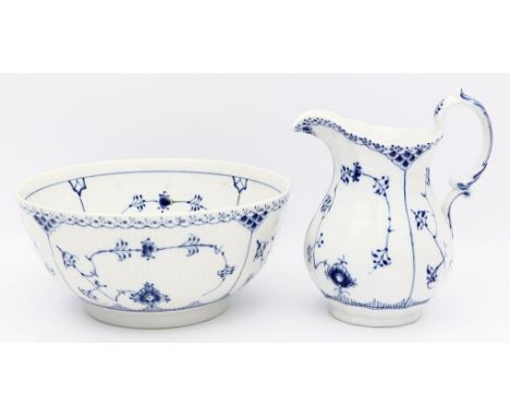 Große Schale und Krug, Royal Copenhagen, Form "Halbspitze". Bemalung "Musselmalet" in Unterglasurblau. Grüne und blaue Unterg