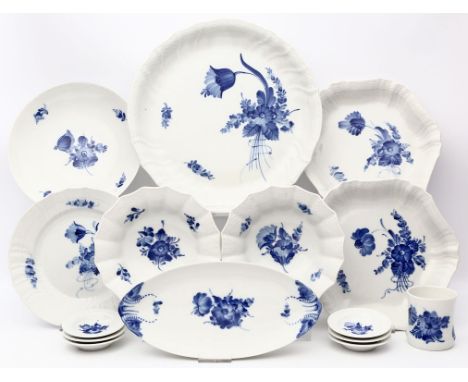 15 Teile Frühstücks- und Speiseservice, Royal Copenhagen. Wandung mit feinem Korbrelief. Dekor "Blaue Blume". Bestehend aus: 