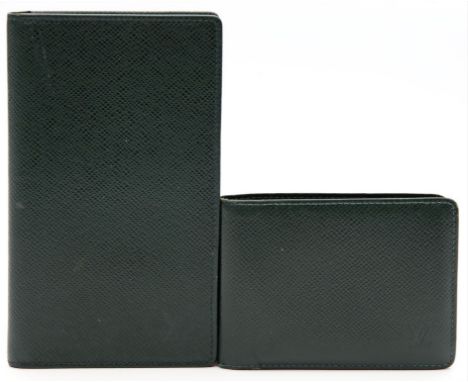 Ticket-Brieftasche, Louis Vuitton. Grünes Taiga-Leder mit "LV"-Blindprägung. Innenmaterial Taiga-Leder mit goldfarbener Prägu