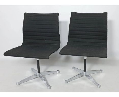 Eames, Ray und Charles Paar Stühle "EA 101". Schwarzer Hopsack, vierstrahliges Aluminiumgestell mit weißen Kunststoffgleitern
