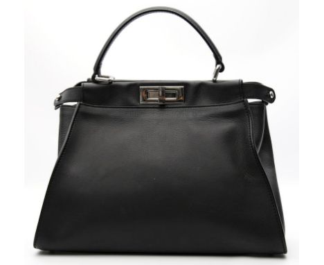 Tragetasche "Peekaboo", Fendi. Schwarzes Kalbsleder, silberfarbene Hardware, gem. "FENDI". Doppelter Drehverschluss, Ledertra