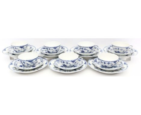 Sieben Teegedecke, Royal Copenhagen, Form "Halbspitze". Bemalung "Musselmalet" in Unterglasurblau. Grüne und blaue Unterglasu