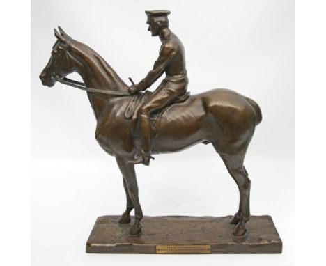 Voelckerling, Fred (1872 Berlin - Dresden 1945) Offizier zu Pferd. Bronze mit brauner Patina. Auf Bronzesockel sign. Schausei