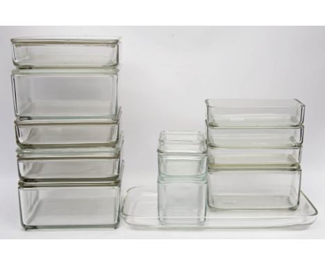 Wagenfeld, Wilhelm (1900 Bremen - Stuttgart 1990) 24 Teile Kühlschrankgeschirr "Kubus". Farbloses Glas. Bestehend aus: Tablet