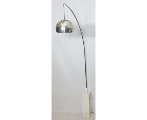 Castiglioni, Achille (1918 Mailand 2002) Große Vintage-Bogenstehleuchte Modell  "Arco", einflammig. Gebogtes Stahlgestell (Te