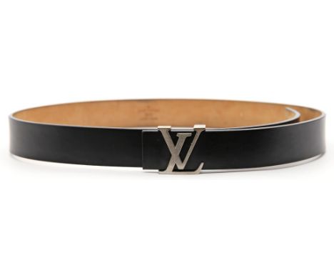 Damengürtel, Louis Vuitton. Schwarzes Leder, gem. "LOUIS VUITTON PARIS made in Spain", metallfarbene Steckschließe in Form de