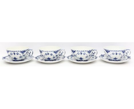 Vier große Tassen mit Untertassen, Royal Copenhagen, Form "Vollspitze". Bemalung "Musselmalet" in Unterglasurblau. Modell-Nr.