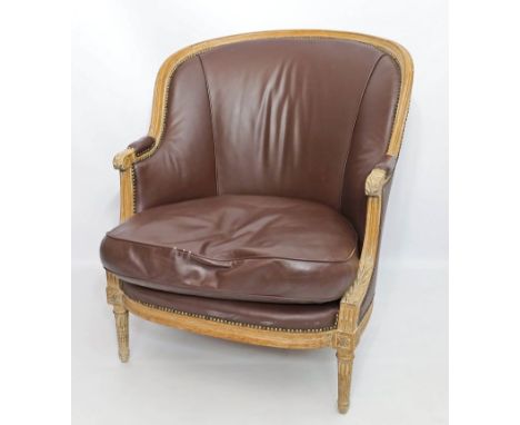 Fauteuil im Stil Louis XVI., Paris. Holzgestell mit geschnitzten Verzierungen, teils mit Fassungsresten. Braune Polsterung. U