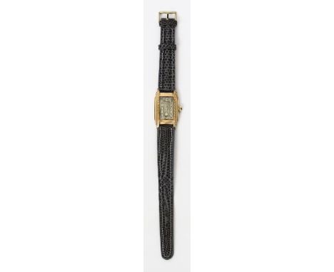 Art Deco-Armbanduhr "DREFA". Teils ziseliertes, seitlich gestuftes, rechteckiges Gehäuse 585/000 GG. Matt vergoldetes Zifferb