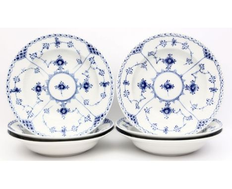Sechs Suppenteller, Royal Copenhagen, Form "Halbspitze". Bemalung "Musselmalet" in Unterglasurblau. Grüne und blaue Unterglas