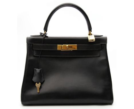 Vintage "Kelly Bag", Hermès. Schwarzes Box-Kalbsleder mit goldfarbener Prägung "HERMÈS PARIS MADE IN FRANCE", goldfarbene Bes