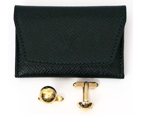 Paar Manschettenknöpfe, Louis Vuitton. Runde, goldfarbene Manschettenknöpfe, gem. "LOUIS VUITTON", den klassischen Koffernäge