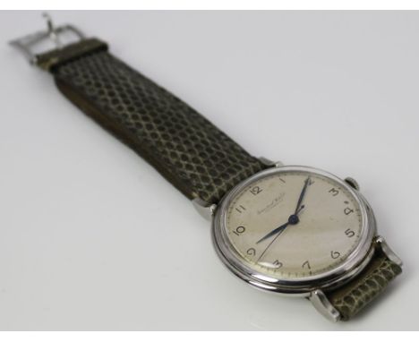 Herrenarmbanduhr "IWC". Rundes Oversize-Gehäuse aus Edelstahl. Matt golden schimmerndes Zifferblatt mit schwarzen, arabischen