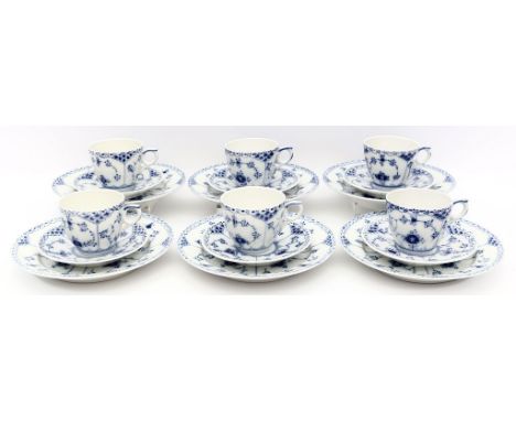 Sechs Kaffeegedecke, Royal Copenhagen, Form "Halbspitze". Bemalung "Musselmalet" in Unterglasurblau. Grüne und blaue Untergla