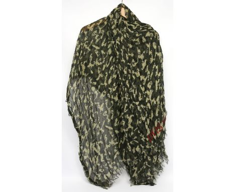 Stola, Louis Vuitton. 70% Kaschmir und 30% Seide. Khakigrünes Leoparden-Muster. Min. Tragespuren. Firmensignet "LOUIS VUITTON