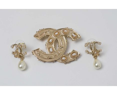 CHANEL LOGO BROOCH, beige enamel and pearl set, plus a pair of drop earrings. (3)