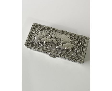 An early 20th century Spanish solid silver snuff box detailing two cokerels fighting to the lid area. stamped to base. [65.29