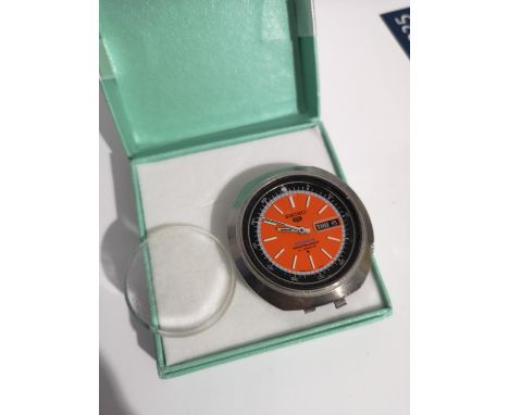 A VINTAGE SEIKO 5 SPORTS 21 JEWELS AUTOMATIC WATCH. GLASS NEEDS ATTENTION. 
