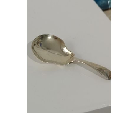 A LONDON SILVER TEA CADDY SPOON, DATED 1911 [8.5CM IN LENGTH] 
