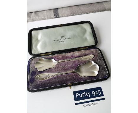 A Pair of Sheffield silver tea caddy/ caviar spoons produced by Walker &amp; Hall. Comes with a fitted box. [58grams] [13.5cm