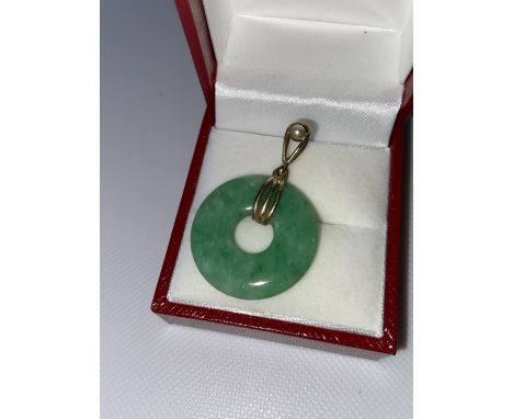 A yellow metal pearl and jade ring pendant [length 3.5cm] [4.43g] 