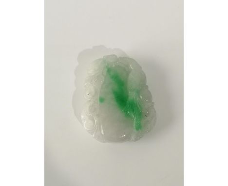 A CHINESE JADE HAND CARVED SCULPTURE DETAILING A BIRD &amp; A PIECE OF FRUIT. [5CM IN LENGTH] 