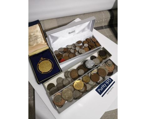 A COLLECTION OF VARIOUS VINTAGE COINS TO INCLUDE SILVER BRITISH COINS, MASONIC COIN, 1964 HALF DOLLAR AND THE ROYAL MINT 22CT