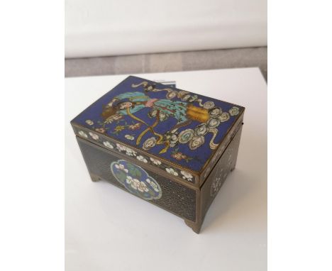 A 20TH CENTURY CHINESE CLIOSONNE LIDDED TRINKET DISH. DESIGNED WITH A GEISHA TO THE LID. [7.5X11.5X8CM] 