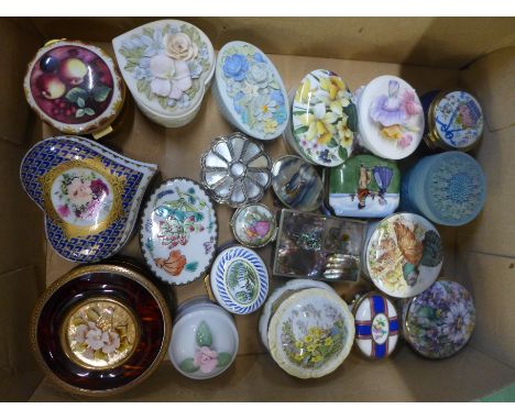 Twenty-one trinket pots including Crummels 