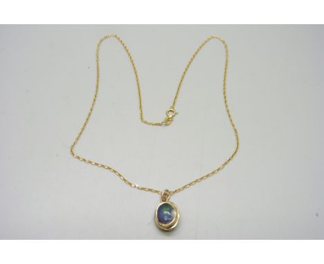 An 18ct gold pendant, set with black opal and chain, 4.3g 