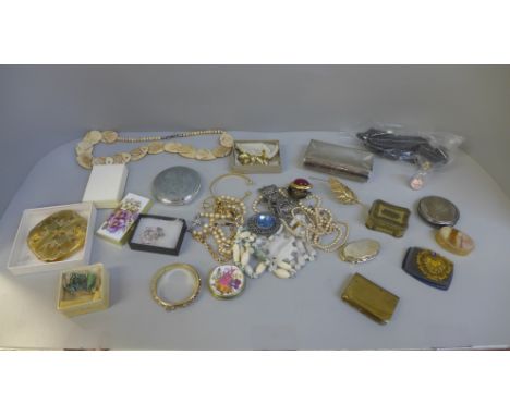 Compacts, jewellery and trinket boxes 