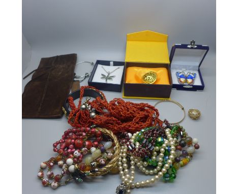 Assorted jewellery including enamel butterfly brooch 
